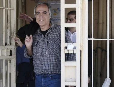 Guardian για Κουφοντίνα: Έντονες αντιδράσεις προκάλεσε η μεταφορά του σε «πολυτελή ανοιχτή φυλακή»